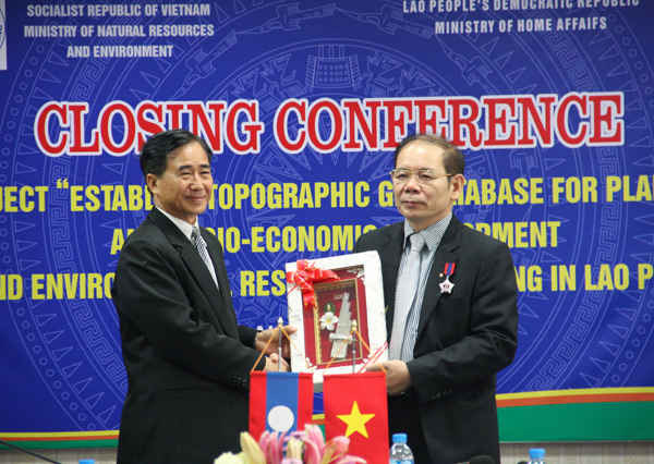 Thứ trưởng Bộ Nội vụ CHDCND Lào ThongChanh Manixay tặng quà lưu niệm cho Thứ trưởng Bộ TN&MT Nguyễn Thị Phương Hoa