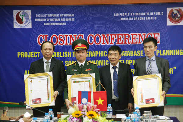 Thứ trưởng Bộ Nội vụ CHDCND Lào ThongChanh Manixay trao tặng Huân chương, Huy chương