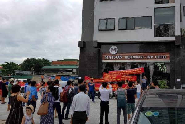 Hàng chục cư dân Chung cư Bảo Sơn Complex tập trung phản đối chủ đầu tư vào tháng 8/2018