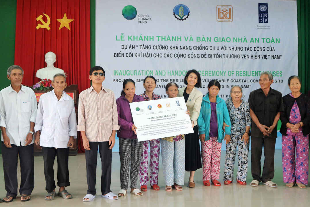 Đại diện Dự án GCF bàn giao nhà cho các hộ nghèo tại Thừa Thiên Huế