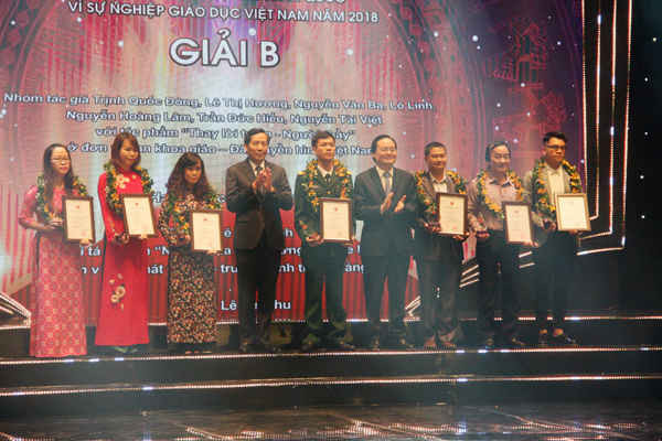 Bộ trưởng Bộ GD&ĐT Phùng Xuân Nhạ và Chủ tịch Hội Nhà báo Việt Nam Thuận Hữu trao giải và chụp ảnh cùng tác giả, nhóm tác giả đạt Giải B