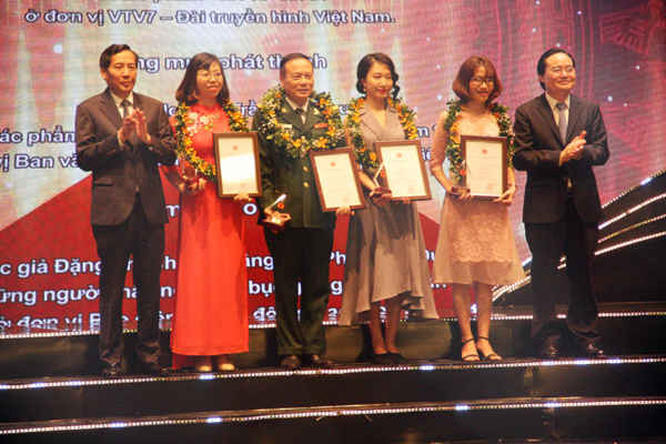 Bộ trưởng Bộ GD&ĐT Phùng Xuân Nhạ và Chủ tịch Hội Nhà báo Việt Nam Thuận Hữu trao giải và chụp ảnh cùng tác giả, nhóm tác giả đạt Giải A