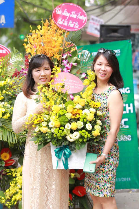 Giám đốc Lê Thị Hà Thanh nhận hoa chúc mừng của đại biểu