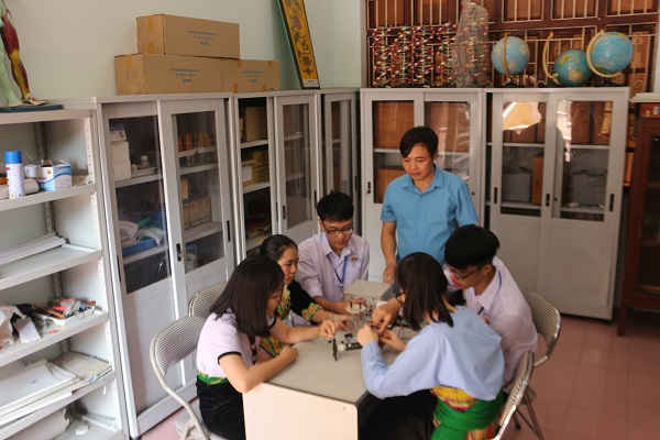 Các em học sinh miệt mài nghiên cứu tại phòng thí nghiệm của nhà trường 
