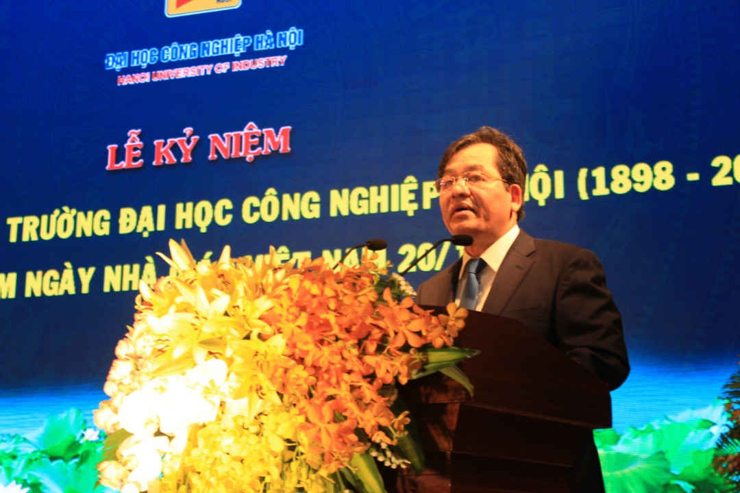 Ảnh 1 NGND PGS TS Trần Đức Quý – Hiệu trưởng trường Đại học Công nghiệp Hà Nội phát biểu tại buổi Lễ