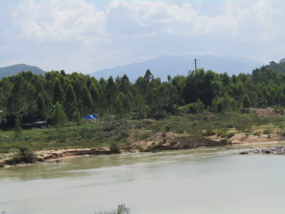 Xã Phước Thành, huyện Tuy Phước đang gánh 04 mỏ cát khai thác trên sông Hà Thanh và 01 mỏ đá phía Tây núi Hòn Chà