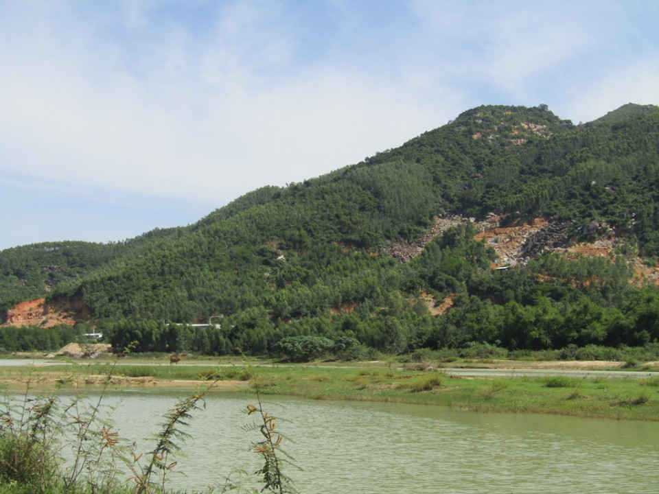 Trên phía Tây núi Hòn Chà khai thác đá, dưới sông Hà Thanh khai thác cát làm ảnh hưởng đất sản xuất, môi trường, cảnh quan, bờ sông sạt lở nghiêm trọng 