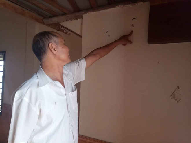 Người dân xóm Đại Đồng, xã Hưng Tây chỉ vào vết nứt tường nhà mà UBND huyện Hưng Nguyên đã đánh dấu kiểm tra.