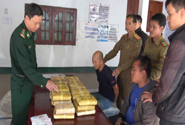 Đối tượng và tang vật chuyên án 036Lv đã được Bộ đội Biên phòng tỉnh Điện Biên bàn giao cho Ty An ninh tỉnh U Đôm Say, Lào xử lý theo qui định.