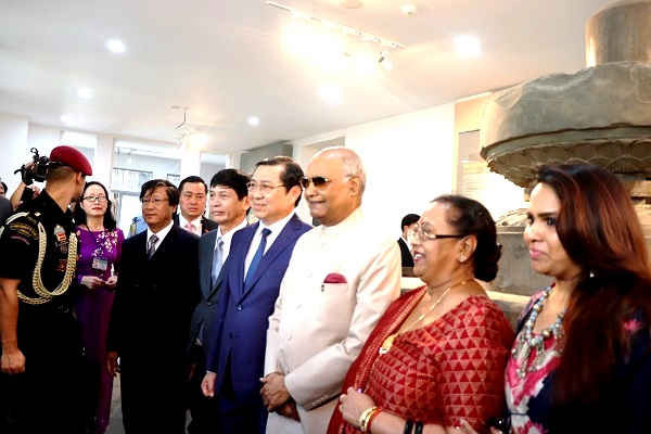 Tổng thống Ấn Độ Ram Nath Kovind tìm hiểu những hiện vật quý tại Bảo tàng Điêu khắc Chăm Đà Nẵng