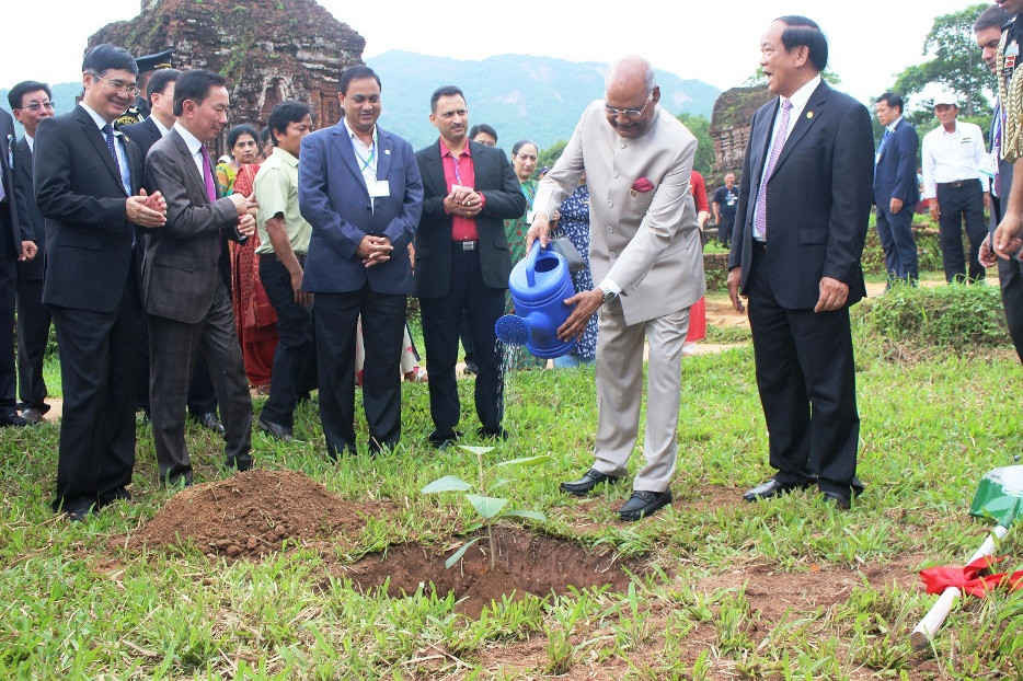 Tổng thống Ram Nath Kovind trồng cây lưu niệm tại Thánh địa Mỹ Sơn, Quảng Nam