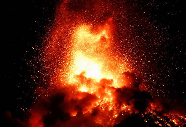 Toàn cảnh núi lửa Fuego phun trào được nhìn thấy từ San Juan Alotenango, bên ngoài thành phố Guatemala, Guatemala vào ngày 19/11/2018. Ảnh: Luis Echeverria
