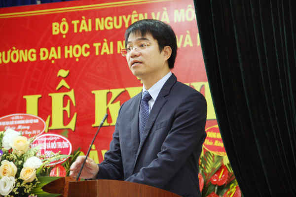 Ông Phạm Tân Tuyến - Vụ trưởng Vụ Tổ chức cán bộ, Bộ TN&MT chúc mừng Nhà trường nhân dịp kỷ niệm 36 năm Ngày Nhà giáo Việt Nam
