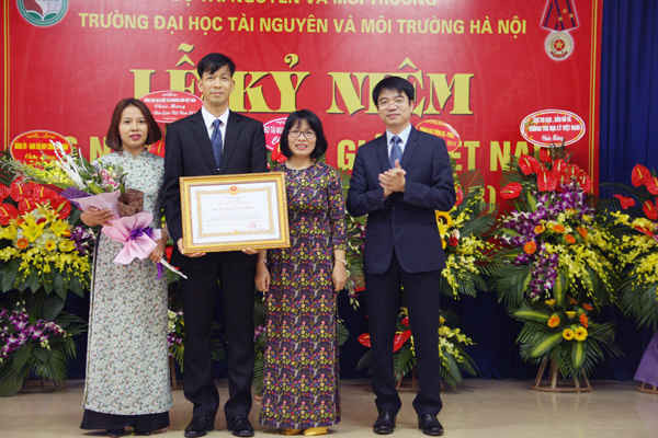 Ông Phạm Tân Tuyến trao tặng Huân chương Lao động hạng Ba cho tập thể khoa Quản lý đất đai