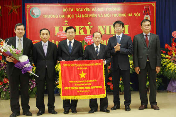 Ông Phạm Tân Tuyến trao tặng Cờ thi đua của Chính phủ cho tập thể trường Đại học TN&MT Hà Nội