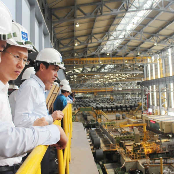 Thứ trưởng Bộ TN&MT Trần QUý Kiên(thứ hai) cùng Đoàn công tác Trung ương khảo sát hệ thống dây chuyền sản xuất tấm nóng tại fomosa Hà Tĩnh