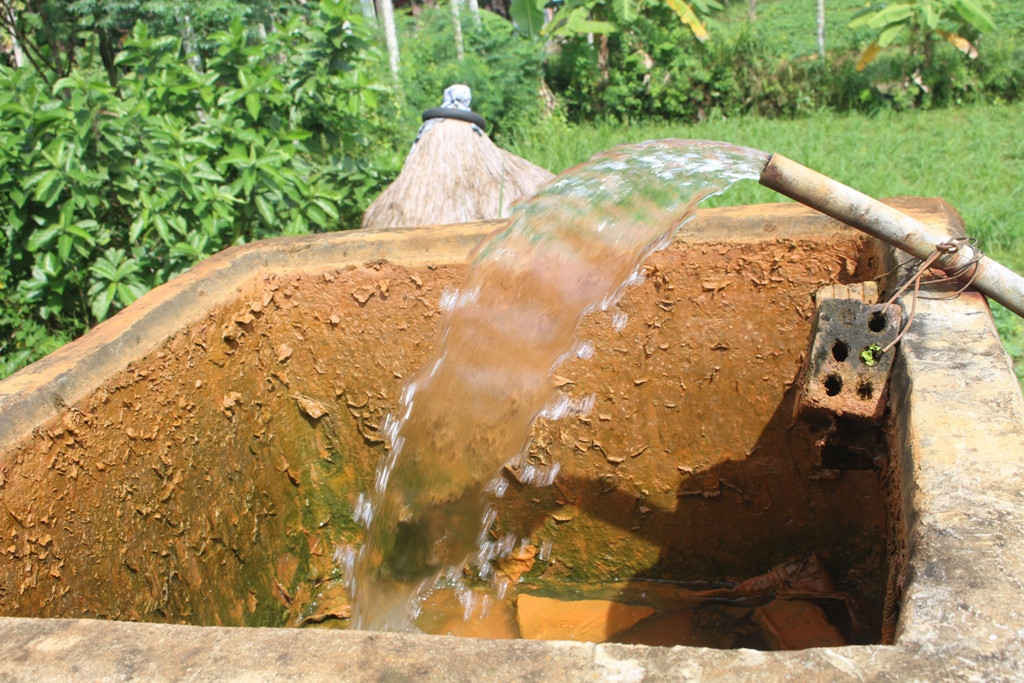 Bể chứa nước đóng dày đặc một lớp đất phèn vàng ố