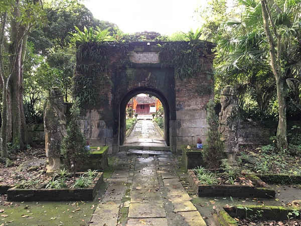Phần cổng vào được xây dựng bằng gạch, đá phủ đầy rong rêu. Khung cảnh hoang văng, xuống cấp của đền thờ khiến nhiều người cảm thấy xót xa.