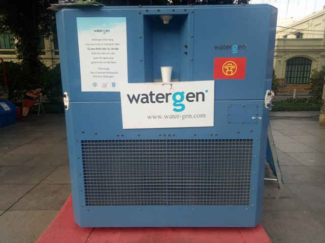 máy lọc nước uống từ không khí tại khu vực vườn hoa Lý Thái Tổ. 