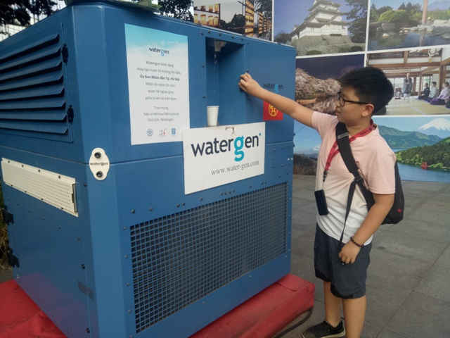 Không chỉ có người lớn mà trẻ nhỏ cũng rất vui vì được sử dụng nguồn nước sạch tiện dụng và miễm phí phục vụ cộng đồng