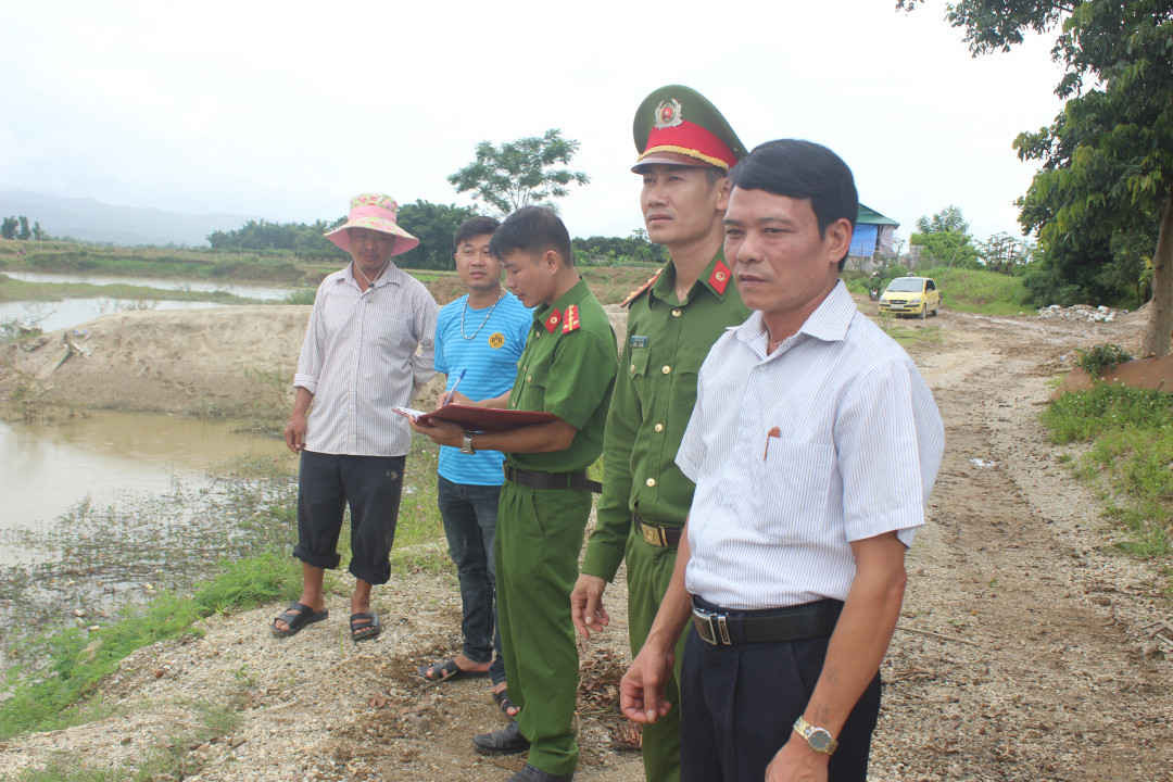 Cán bộ Phòng Cảnh sát môi trường Công an tỉnh Điện Biên kiểm tra hoạt động khai thác khoáng sản tại xã Noong Hẹt, huyện Điện Biên