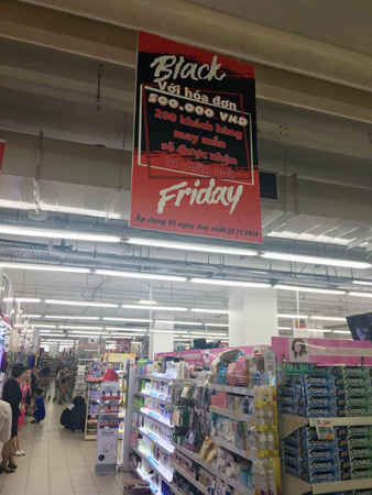 Hàng loạt biển quảng cáo giảm giá sâu của siêu thị BigC - The Garden (đường Mễ Trì - Từ Liêm - Hà Nội)