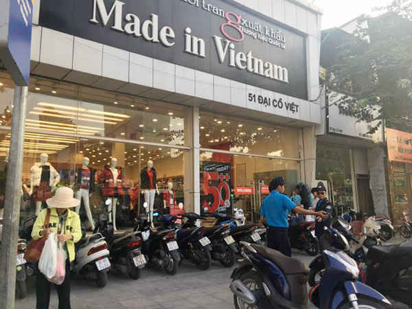 Một số cửa hàng thời trang “Made in Vietnam” có số lượng khách hàng vừa phải vào khoảng 16-17h chiều 23/11