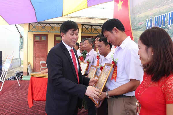 Chủ tịch UBND tỉnh Sơn La Cầm Ngọc Minh tặng Bằng khen cho các cá nhân có thành tích xây dựng xã Huy Hạ đạt chuẩn nông thôn mới.