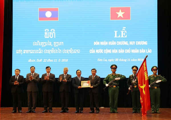 Bí thư Tỉnh ủy, Tỉnh trưởng tỉnh Luangnamtha Phết Tha Von - Phi La Văn trao tặng Huy chương Phát triển cho tập thể Thường trực Tỉnh ủy Sơn La.