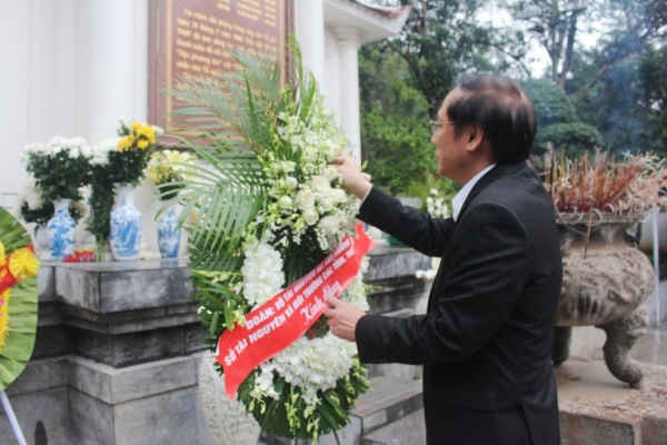Thứ trưởng Lê Công Thành dâng vòng hoa tại Khu mộ 10 nữ TNXP
