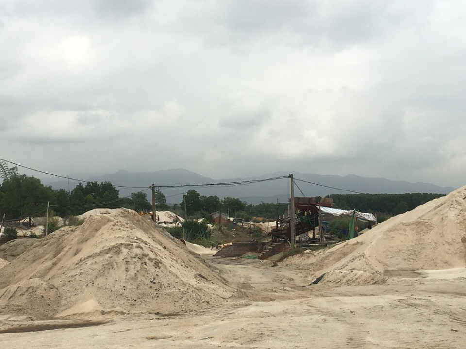 Tràn lan bãi tập kết cát tại phường Việt Hưng, TP Hạ Long