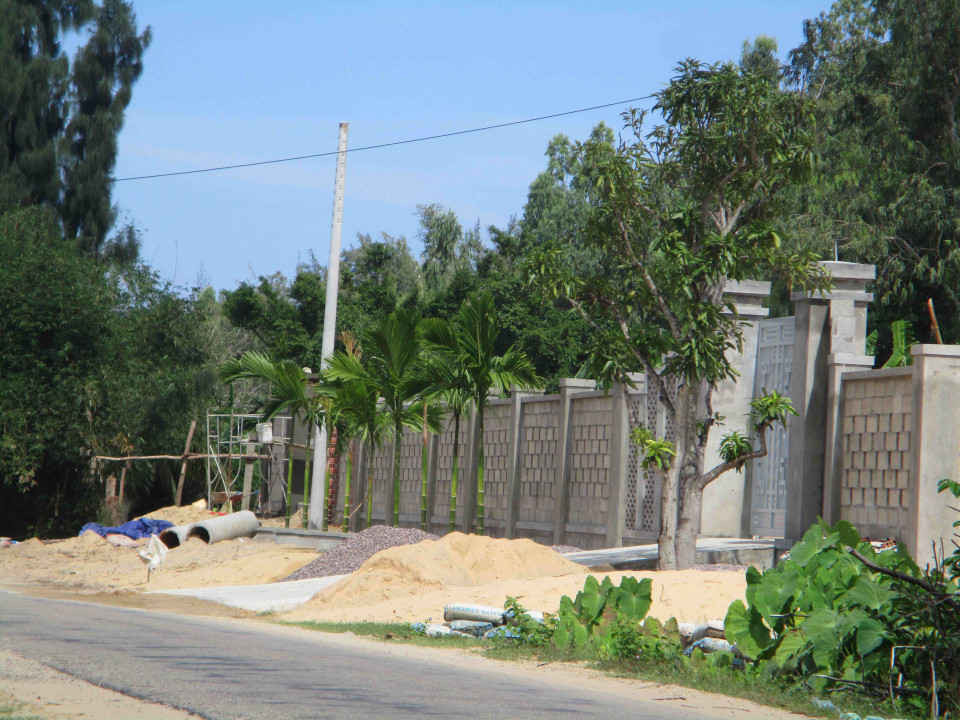 Khu đất biệt thự xây dựng tường rào bằng đá chẻ kiên cố trên tuyến đường ĐT639 qua xã Nhơn Hội 