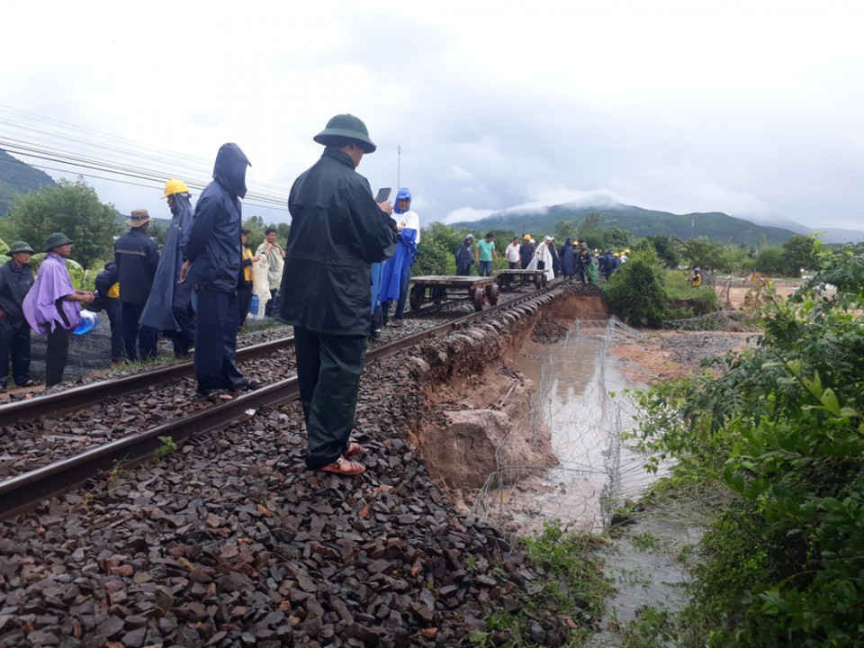 Công ty Quản lý đường sắt Thuận Hải đang tập trung lực lượng, phương tiện, khẩn trương khắc phục sự cố tuyến đường sắt Bắc Nam qua địa bàn xã Công Hải, Thuận Bắc, Ninh Thuận