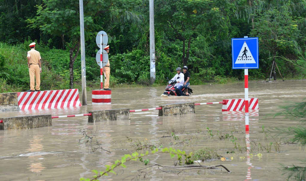 Ngập lụt trên đường Nguyễn Tất Thành