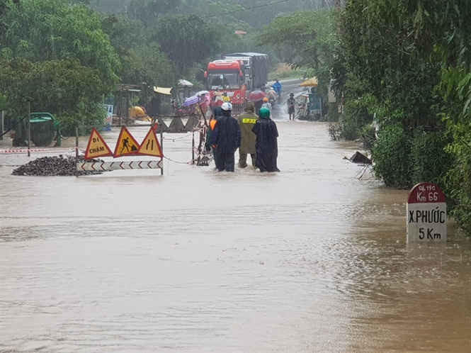 1 Hàng trăm nhà dân ở Phú Yên chìm dưới biển nước, nhiều nơi bị cô lập