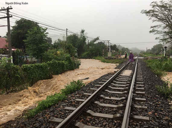 10 Hàng trăm nhà dân ở Phú Yên chìm dưới biển nước, nhiều nơi bị cô lập