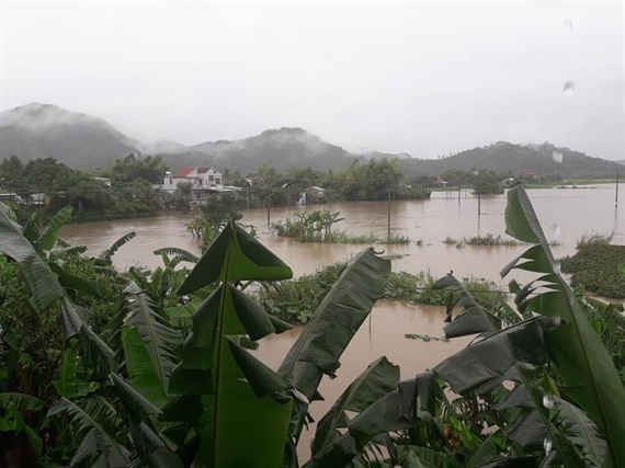 11 Hàng trăm nhà dân ở Phú Yên chìm dưới biển nước, nhiều nơi bị cô lập