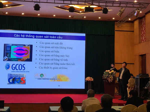 PGS.TS Nguyễn Văn Thắng – Viện trưởng Viện Khoa học khí tượng thủy văn và Biến đổi khí hậu thuyết trình tại hội nghị.