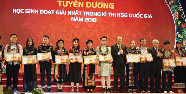 Phó Thủ tướng thường trực Trương Hòa Bình trao bằng khen cho học sinh đạt giải nhất trong kỳ thi học sinh giỏi Quốc gia năm 2018