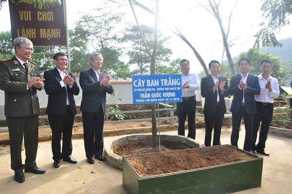 Ông Trần Quốc Vượng trồng cây lưu niệm tại trường PTDTBT TH và THCS xã Túc Đán
