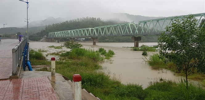 4 Hàng trăm nhà dân ở Phú Yên chìm dưới biển nước, nhiều nơi bị cô lập