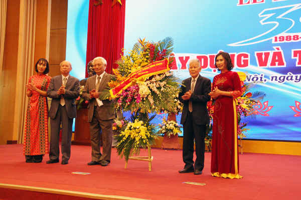 Phó Thủ tướng Chính phủ Trịnh Đình Dũng gửi lẵng hoa chúc mừng Hội Bảo vệ Thiên nhiên và Môi trường Việt Nam nhân dịp lễ kỷ niệm 30 năm xây dựng và trưởng thành
