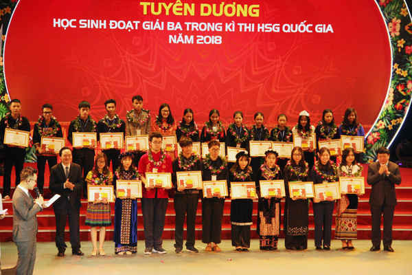 Bộ trưởng Bộ Giáo dục và Đào tạo - Phùng Xuân Nhạ trao bằng khen tuyên dương học sinh đạt giải ba trong kỳ thi học sinh giỏi quốc gia năm 2018