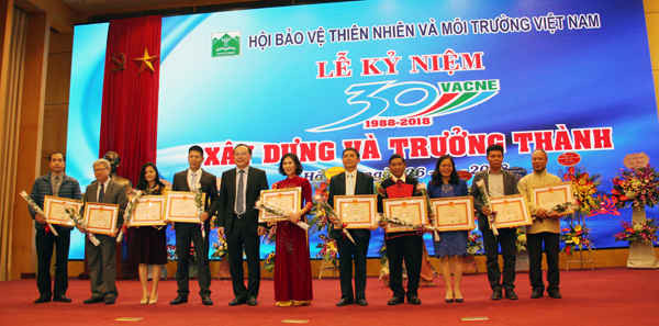 Thứ trưởng Bộ TN&MT Lê Công Thành trao Bằng khen của Bộ trưởng Bộ TN&MT cho 10 tập thể thuộc Hội Bảo vệ Thiên nhiên và Môi trường Việt Nam vì đã có thành tích xuất sắc trong lĩnh vực môi trường, góp phần vào sự phát triển ngành tài nguyên và môi trường