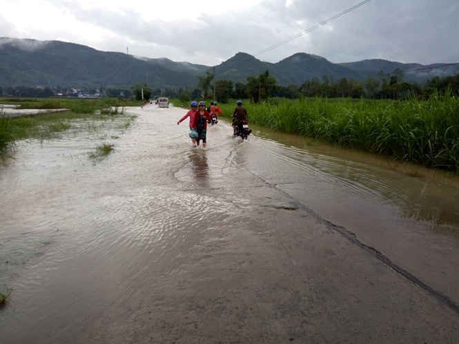 6 Hàng trăm nhà dân ở Phú Yên chìm dưới biển nước, nhiều nơi bị cô lập