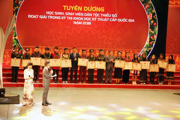 Tuyên dương học sinh, sinh viên dân tộc thiểu số đoạt giải trong kỳ thi khoa học kỹ thuật cấp quốc gia năm 2018