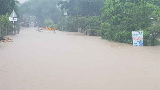 7 Hàng trăm nhà dân ở Phú Yên chìm dưới biển nước, nhiều nơi bị cô lập