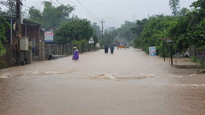 8 Hàng trăm nhà dân ở Phú Yên chìm dưới biển nước, nhiều nơi bị cô lập