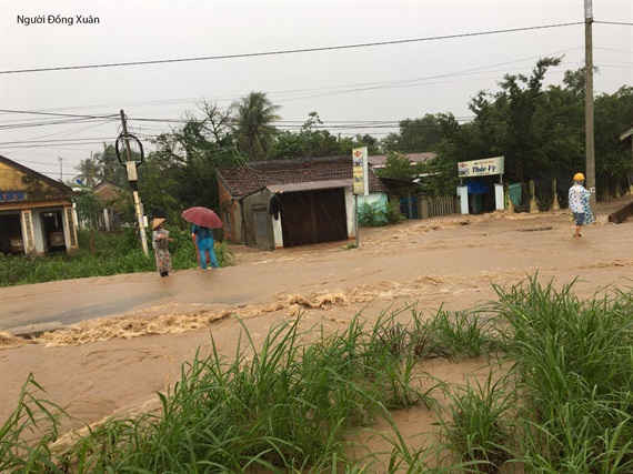 9 Hàng trăm nhà dân ở Phú Yên chìm dưới biển nước, nhiều nơi bị cô lập