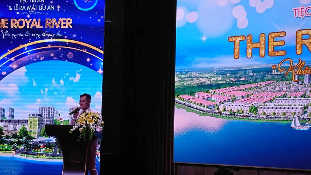 Ông Lê Thanh Tuấn, Tổng Giám đốc Công ty Cổ phần Xây dựng và Đầu tư Bất động sản An Quốc phát biểu tại Lễ ra mắt dự án The Royal River